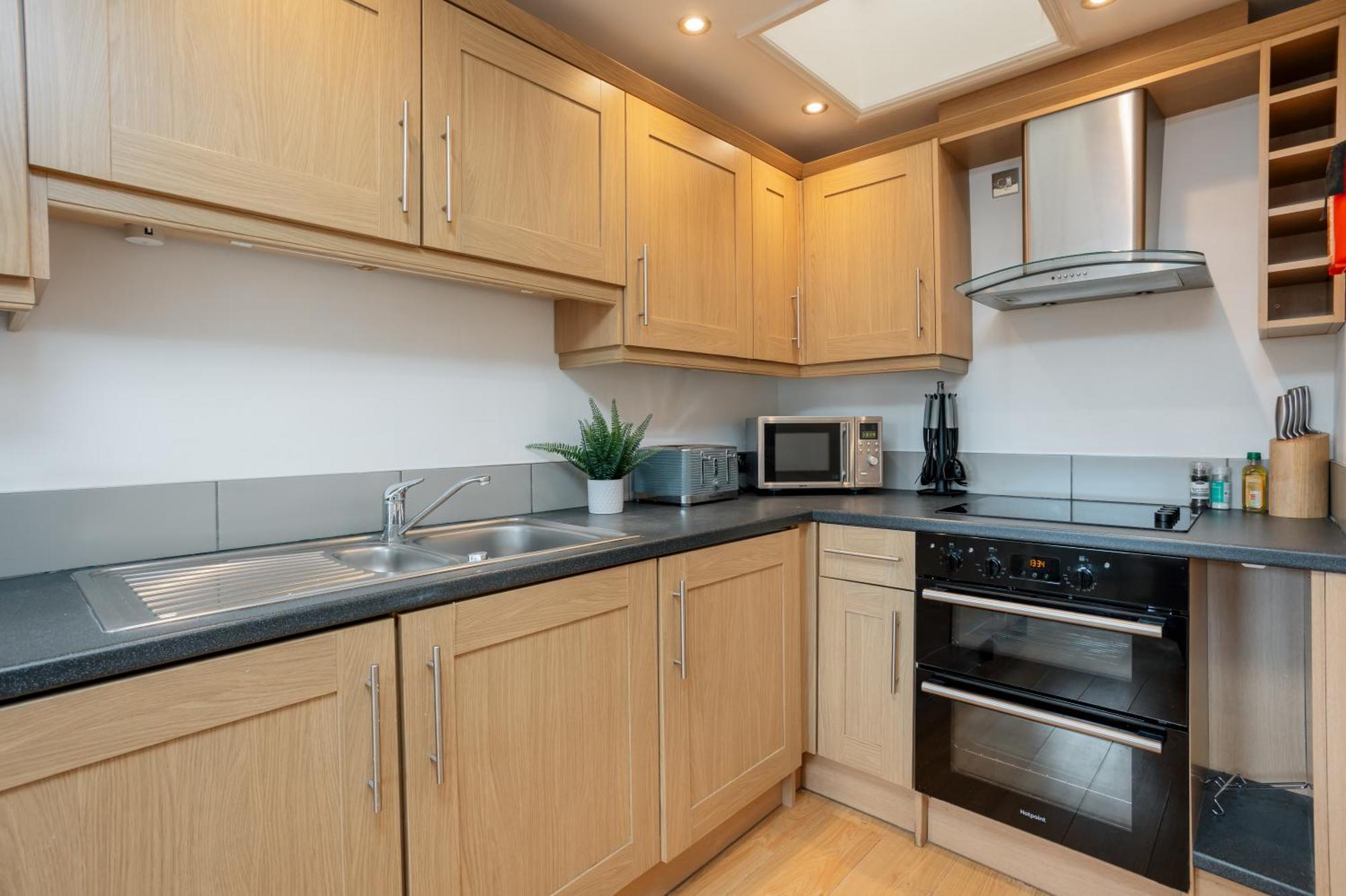 Starhost Residences - Central 3 Bed Apartment At Regents Court, Newbury Newbury  Eksteriør bilde