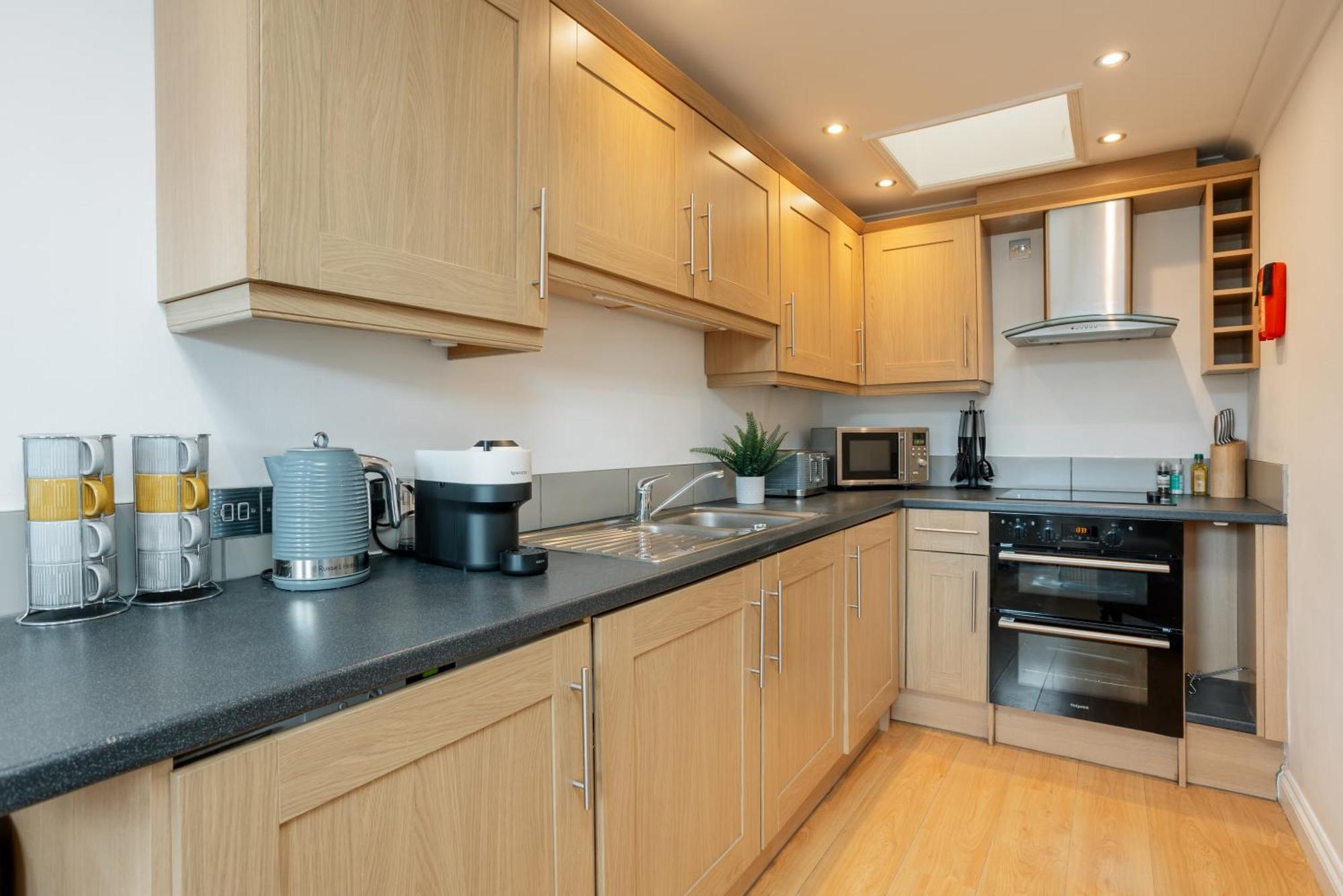 Starhost Residences - Central 3 Bed Apartment At Regents Court, Newbury Newbury  Eksteriør bilde