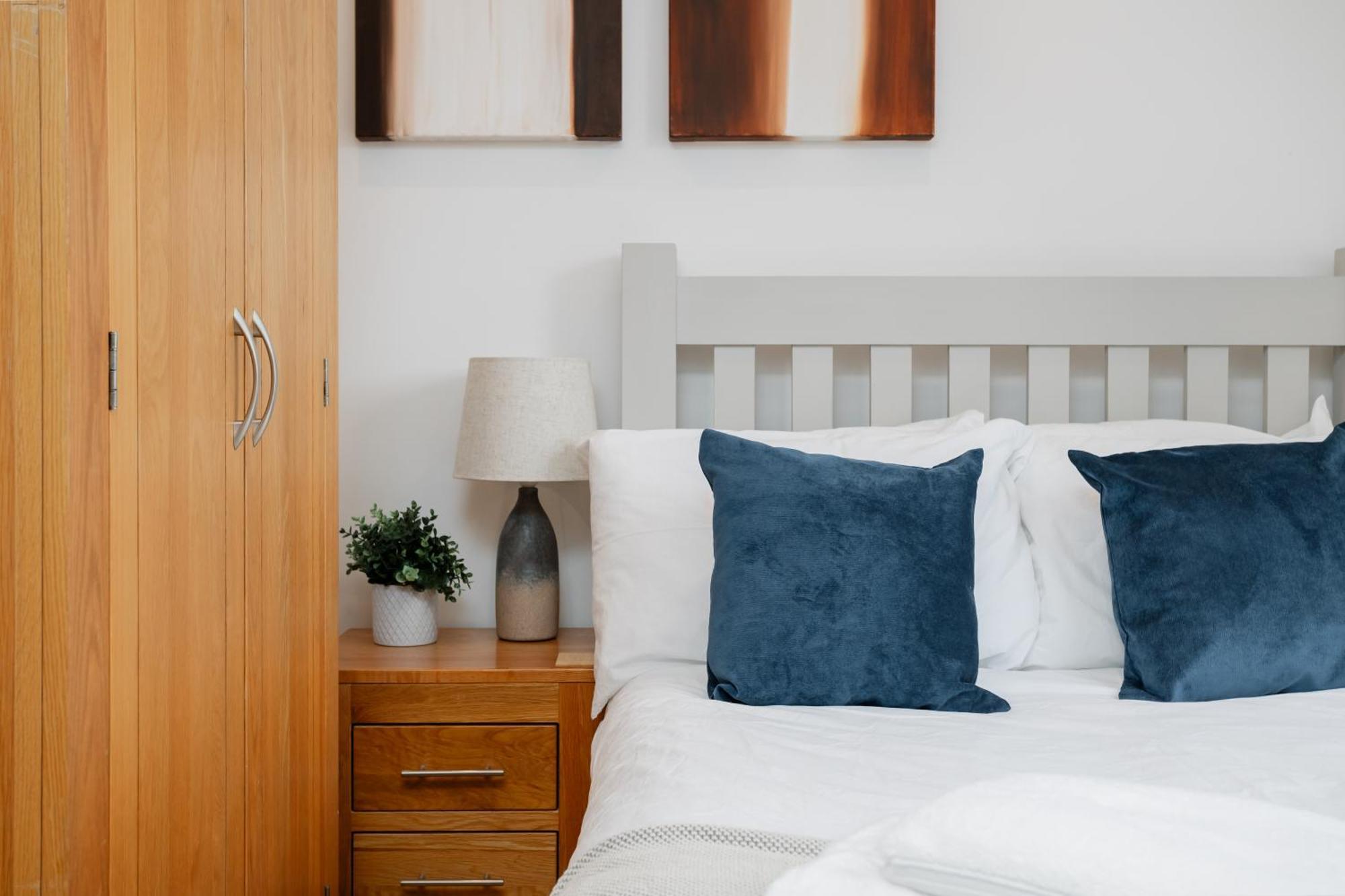 Starhost Residences - Central 3 Bed Apartment At Regents Court, Newbury Newbury  Eksteriør bilde