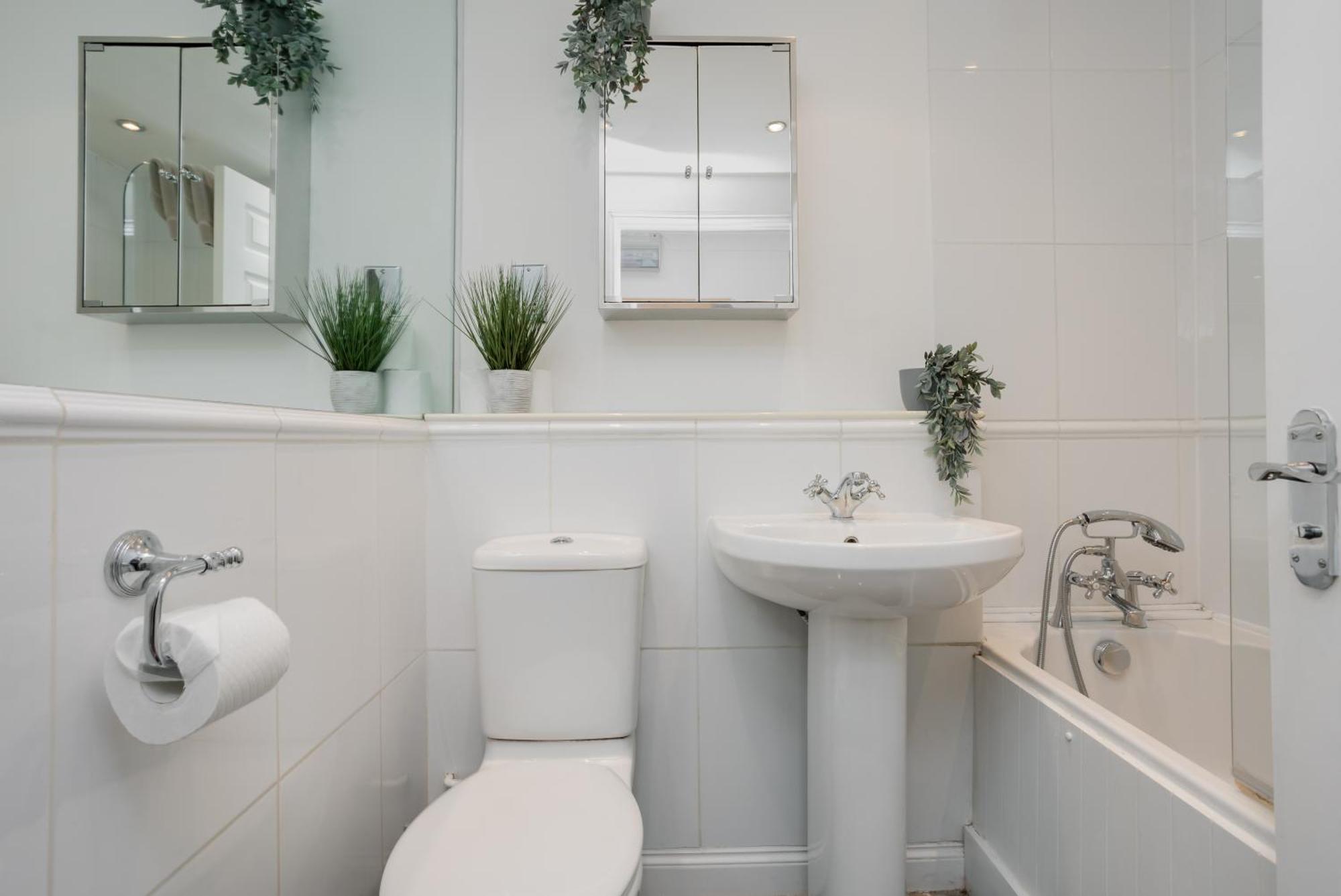 Starhost Residences - Central 3 Bed Apartment At Regents Court, Newbury Newbury  Eksteriør bilde